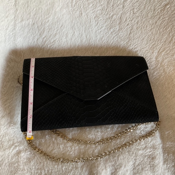 Croc-embossed Old navy bag. Black evening bag with gold-tone chain link strap. - Picture 5 of 6